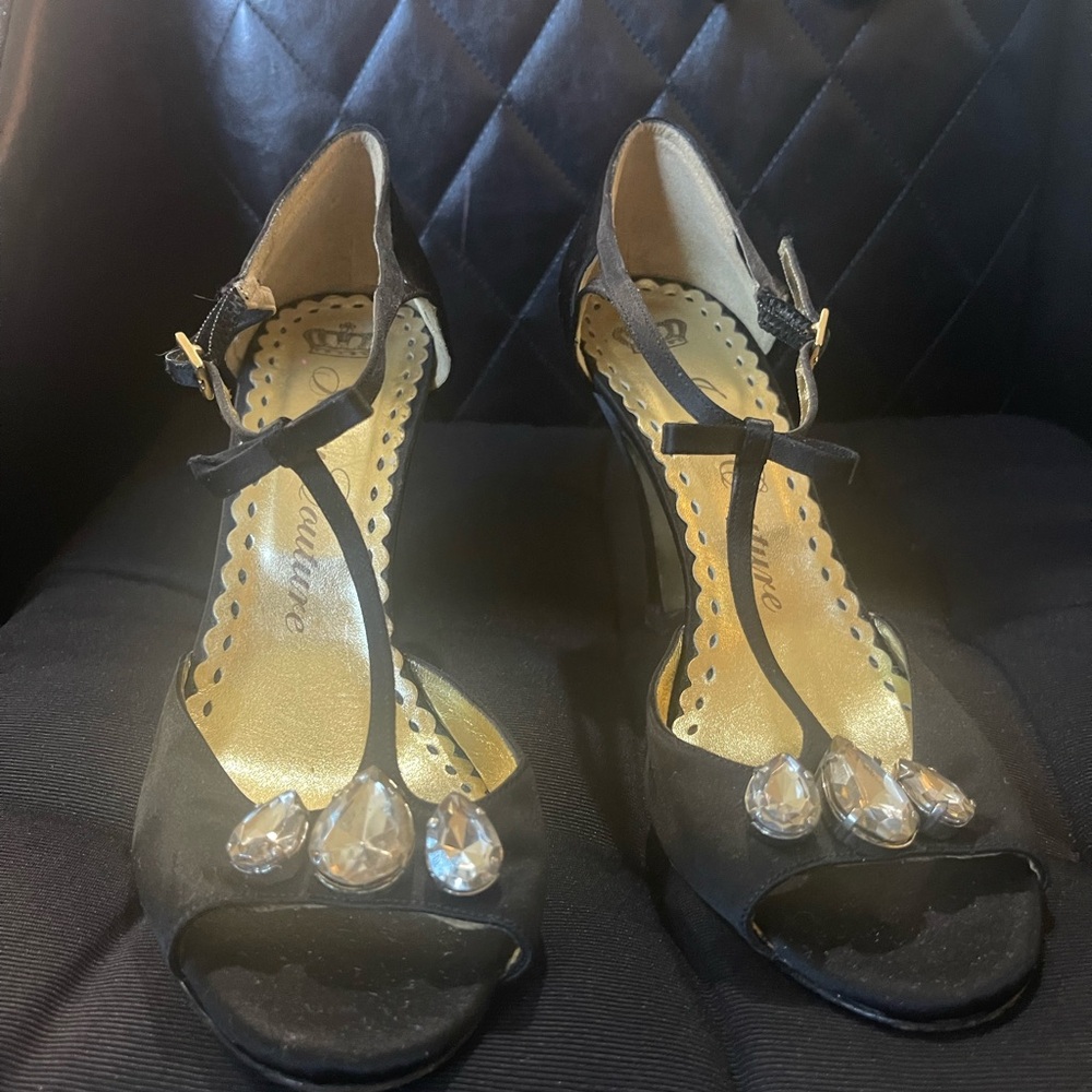 🚨🚨Juicy Couture Satin Stone shoes. EUC